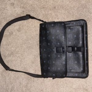 Black medium klassik mcm bag
